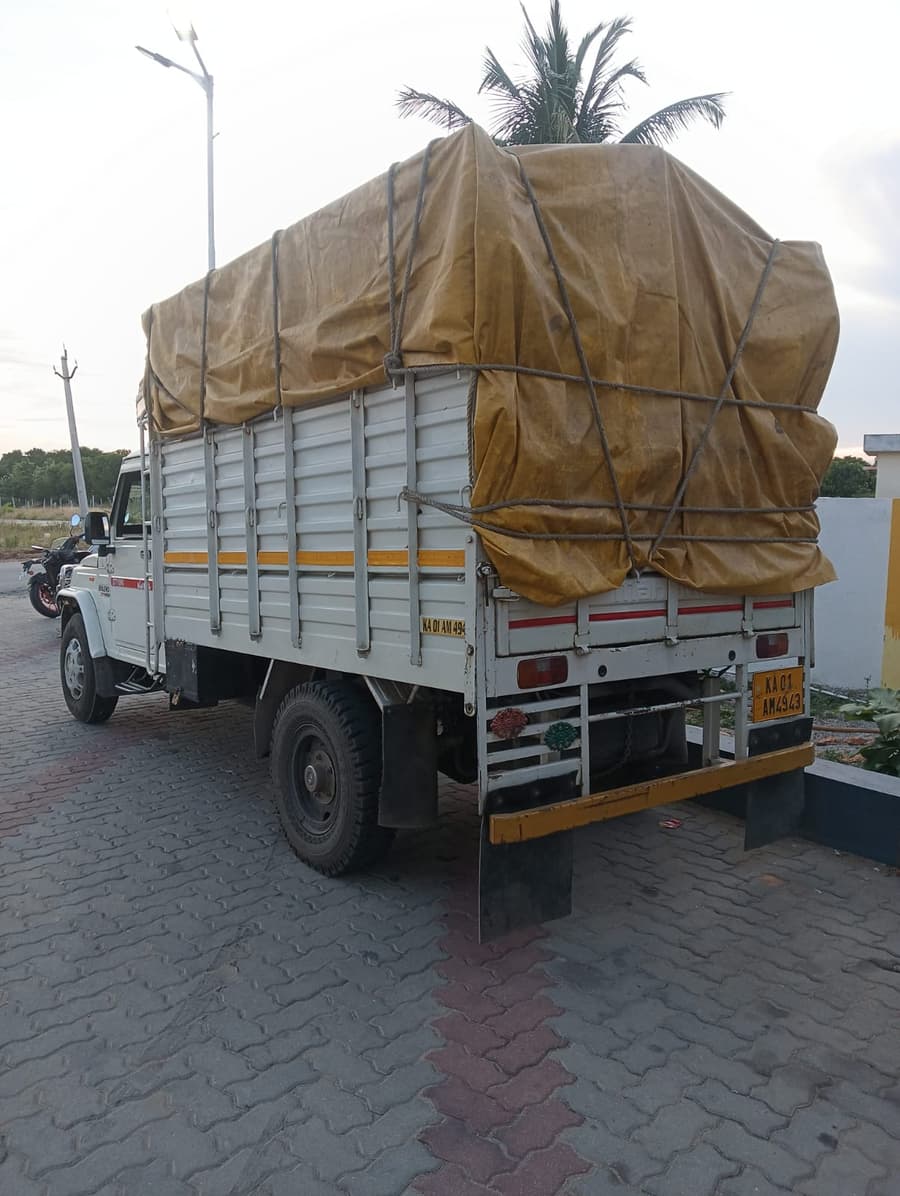 Cargo secured and covered for a long-distance trip